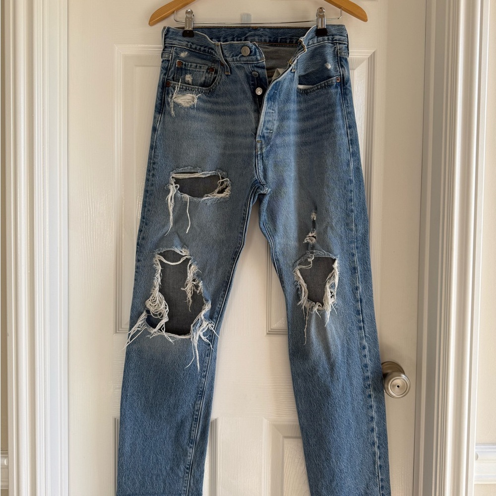 Women Distressed Levi Jeans